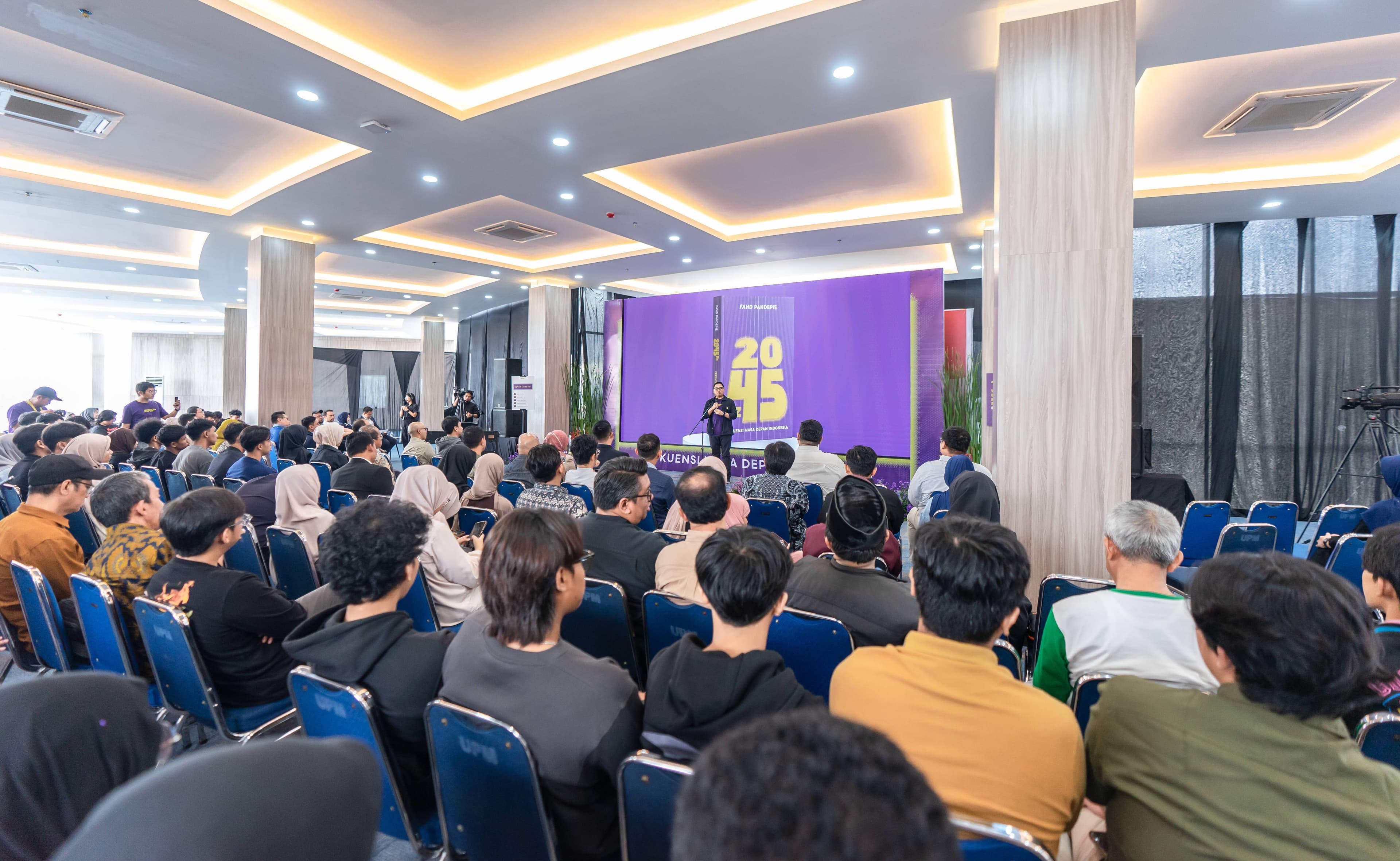Suasana saat penulis Fahd Pahdepie memaparkan tentang buku 2045Hz